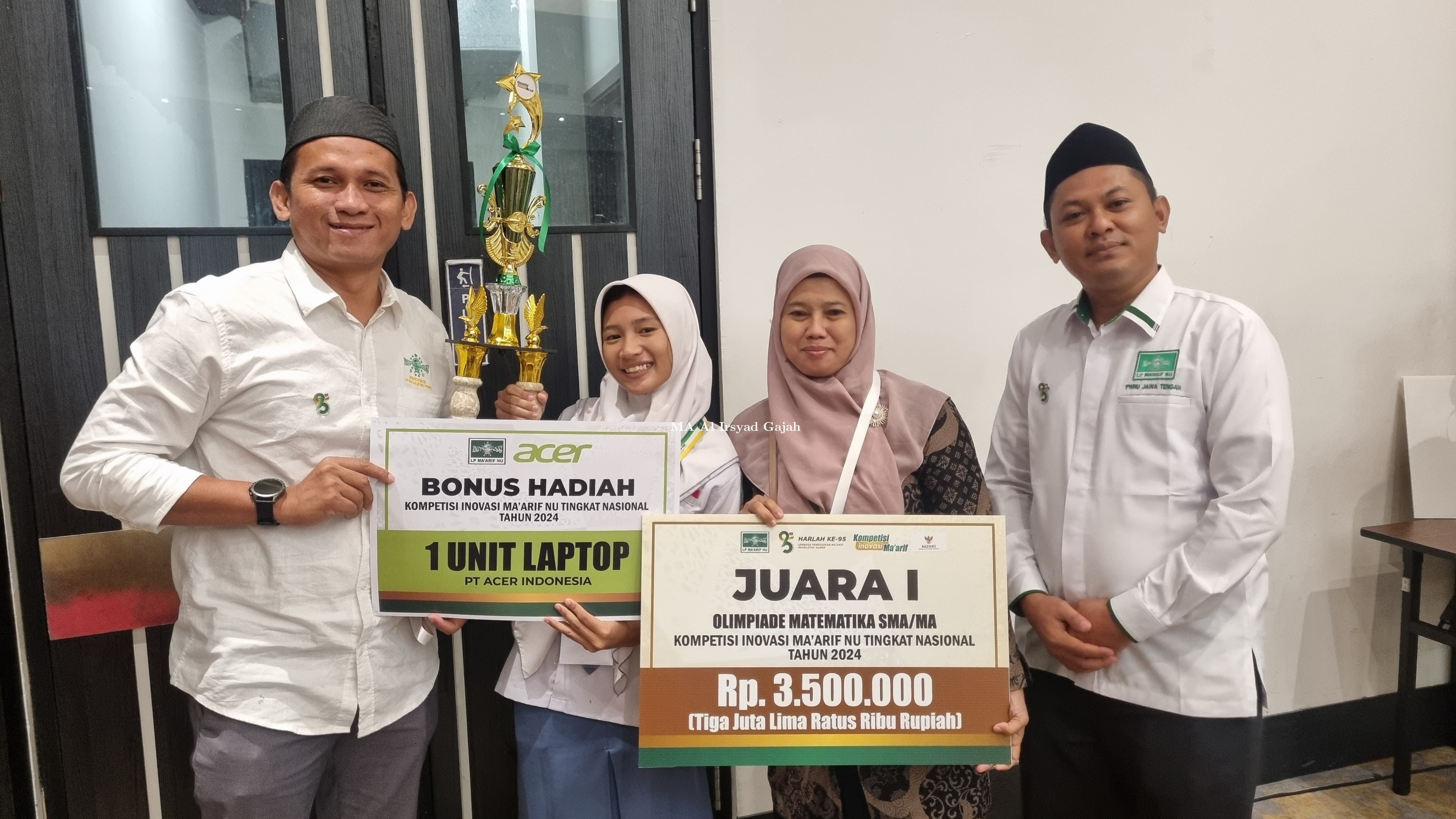 Anggun_bersama_kepala.jpg